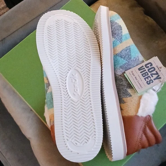 Sanuk Cozy Vibes Slippers - Picture 5 of 7